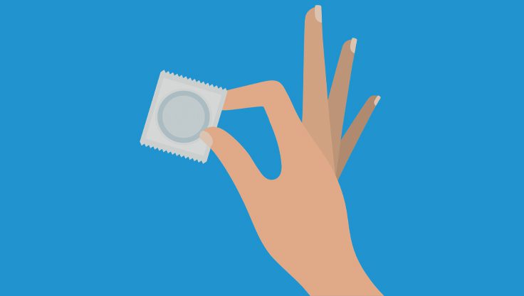 kvinde-holder-kondom